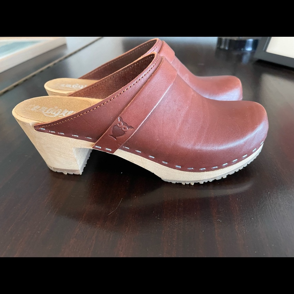Lightly Worn Sandgrens brown vegan leather clogs size 37